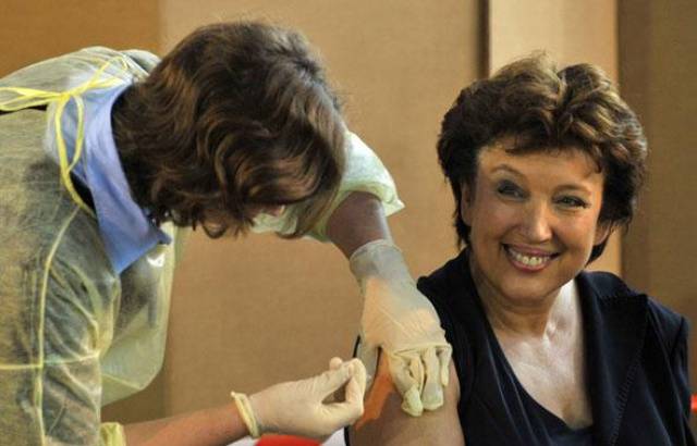 640x410_ministre-sante-sports-roselyne-bachelot-fait-vacciner-contre-grippe-lors-visite-centre-vaccination-14e-arrondissement-paris-12-novembre-2009